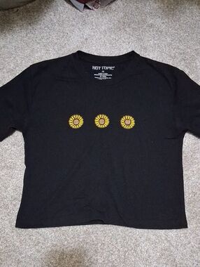Hot Topic Black Cropped Tee with Yellow Sunflower Trio